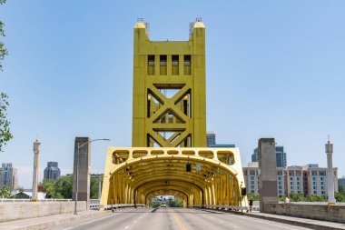 Sacramento, CA - 25 Mayıs 2023: Sacramento şehrinin Skyline 'ı Tower Bridge Gateway' den
