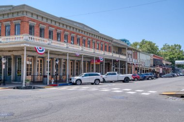 Sacramento, CA - 25 Mayıs 2023: Sacremento, Kaliforniya 'nın sahil kenti yakınlarındaki Old Town Sacremento' da tarihi binalar sokak hizasında..