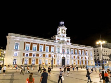 Madrid, İspanya - 29 Ağustos 2023 - Madrid 'deki Puerta del Sol Postanesinin Tarihi Casa de Correos veya Kraliyet Sarayı.