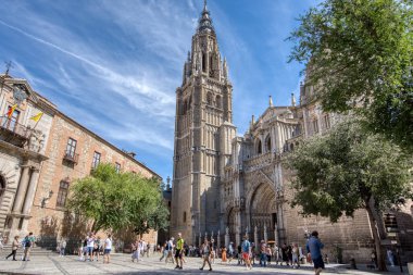 Toledo, İspanya - 29 Ağustos 2023: Toledo 'nun 13. yüzyıl Primatial Cathedral' i, İspanya 'nın tarihi Toledo kentinde popüler bir turistik merkezdir.