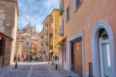 Toledo, İspanya - 29 Ağustos 2023: Turistler, İspanya 'nın tarihi Toledo kentinin eski dar sokaklarında UNESCO Dünya Mirası Bölgesi' nde yürüyorlar