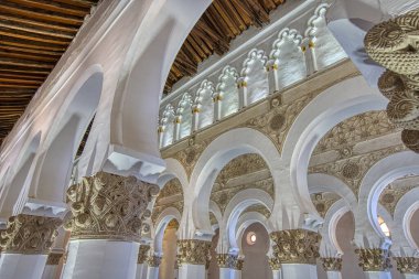Toledo, İspanya - 29 Ağustos 2023 - Santa Mara la Blanca Sinagogu 'ndaki güzel eski kırsal ya da at nalı kemerleri. Binanın Avrupa 'nın hayatta kalan en eski sinagogu olduğuna inanılıyor.