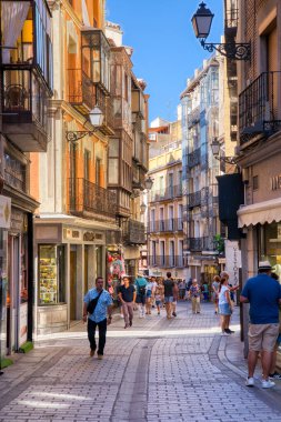 Toledo, İspanya - 29 Ağustos 2023: Turistler, İspanya 'nın tarihi Toledo kentinin eski dar sokaklarında UNESCO Dünya Mirası Bölgesi' nde yürüyorlar