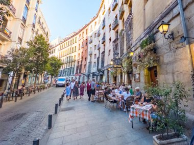 Madrid, İspanya - 28 Ağustos 2023: Madrid, İspanya 'nın merkezindeki tarihi Cava de San Miguel boyunca büyüleyici restoranlar ve kafeler