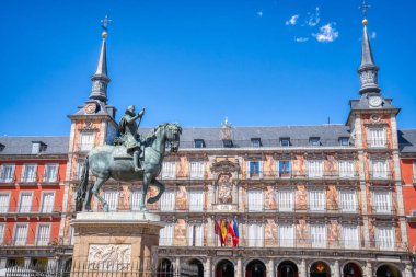 Madrid, İspanya - 28 Ağustos 2023: Madrid 'deki tarihi Plaza Belediye Başkanı İspanya' nın en önemli turizm merkezlerinden biridir. Meydan, 15. yüzyıla kadar uzanan bir pazar meydanı olarak hizmet verdi..