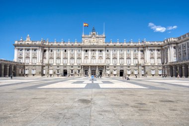 Madrid, İspanya - 28 Ağustos 2023 Madrid, İspanya 'daki tarihi Kraliyet Sarayı' nın dış ve avlusu