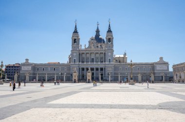 Madrid, İspanya - 28 Ağustos 2023 Madrid, İspanya 'daki tarihi Kraliyet Sarayı' nın dış ve avlusu