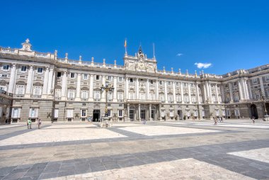 Madrid, İspanya - 28 Ağustos 2023 Madrid, İspanya 'daki tarihi Kraliyet Sarayı' nın dış ve avlusu
