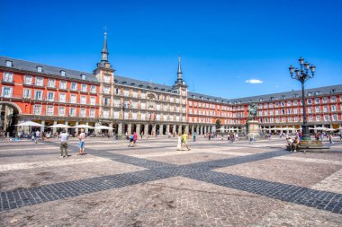 Madrid, İspanya - 28 Ağustos 2023: Madrid 'deki tarihi Plaza Belediye Başkanı İspanya' nın en önemli turizm merkezlerinden biridir. Meydan, 15. yüzyıla kadar uzanan bir pazar meydanı olarak hizmet verdi..