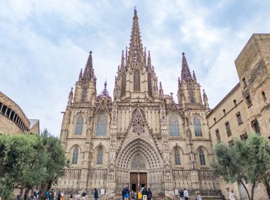 Barselona, İspanya - 27 Ağustos 2023: Barselona Katedrali 'nin dışındaki ziyaretçiler ayrıca Kutsal Haç Katedrali ve Aziz Eulalia olarak da bilinir. Katedral Barselona 'nın Gotik Mahallesi' nde turistler için popüler bir yerdir.