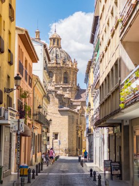 Granada, İspanya - 31 Ağustos 2023: Granada, İspanya katedraline giden eski tarihi cadde