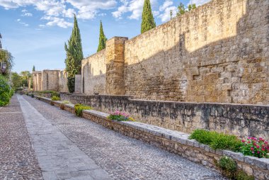 İspanya 'nın Cordoba kentini çevreleyen Roma Duvarı boyunca uzanan kaldırım taşı yolu.