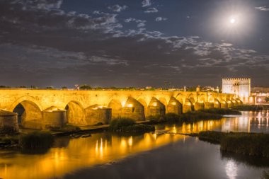 Cordoba İspanya 'daki Guadalquivir Nehri üzerindeki antik Roma köprüsü.