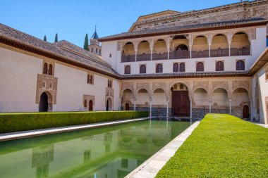 Granada Alhambra 'nın Palacios Nasıraları' ndaki havuzları yansıtan Patio de Camares.