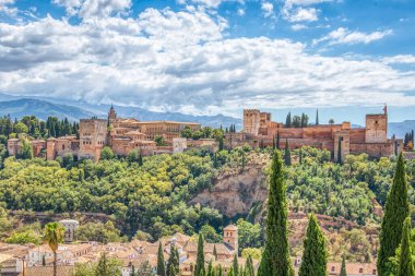 İspanya 'nın Granada kentindeki 13. yüzyıla dayanan tarihi Alhambra kalesinin silueti.