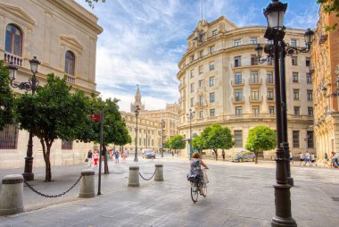 Sevilla, İspanya - 1 Eylül 2023: Sevilla, İspanya 'daki Plaza Nueva yakınlarındaki tarihi bina ve otellerin manzarası