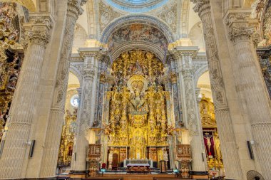 Sevilla, İspanya - 1 Eylül 2023: 17. yüzyılda inşa edilen Iglesia del Salvador Kilisesi 'nin dekoratif iç ve sunağı