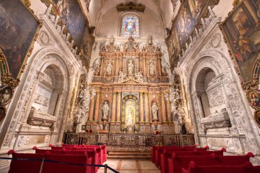 Sevilla, İspanya - 1 Eylül 2023 Sevilla Katedrali 'nin dekoratif iç ve sunağı. 15. yüzyıl katedrali UNESCO 'nun Dünya Mirası Alanıdır..