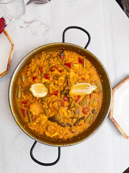 Frische Spanische Paella Auf Einem Restauranttisch lizenzfreie Stockfotos