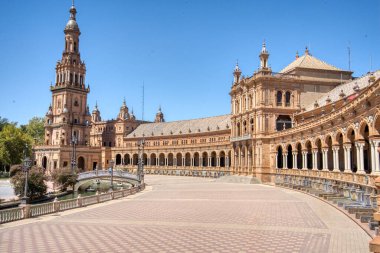 İspanya, Seville 'deki güzel Espana Plaza' sı. Meydan 1929 yılında Ibero-Amerikan Sergisi için tamamlandı ve şu anda popüler bir turizm merkezi.
