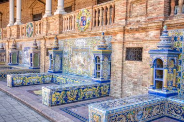 İspanya, Seville 'deki Plaza de Espana' da güzel seramik süslemeler..