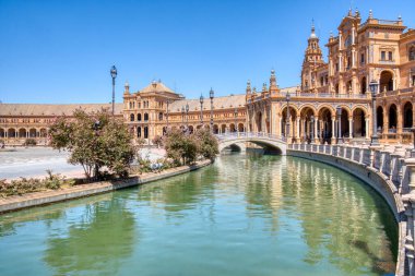 İspanya, Seville 'deki güzel Espana Plaza' sı. Meydan 1929 yılında Ibero-Amerikan Sergisi için tamamlandı ve şu anda popüler bir turizm merkezi.