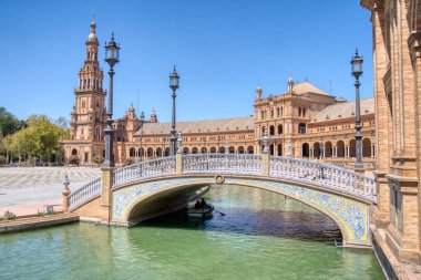 İspanya, Seville 'deki güzel Espana Plaza' sı. Meydan 1929 yılında Ibero-Amerikan Sergisi için tamamlandı ve şu anda popüler bir turizm merkezi.