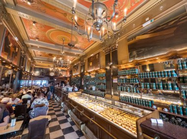 Lizbon, Portekiz - 3 Eylül 2023: Lizbon, Portekiz 'deki tarihi A Brasileira kafe Lizbon' un en eski kafelerinden biridir..