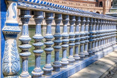 İspanya, Seville 'deki Plaza de Espana' da güzel seramik korkuluklar..