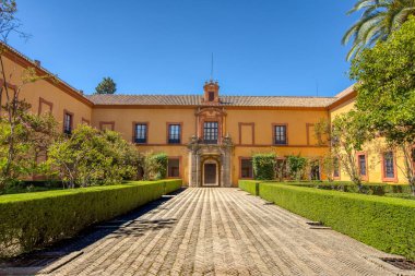 Seville, İspanya - 1 Eylül 2023 Sevilla, İspanya Kraliyet Alcazar 'ının güzel avlusu