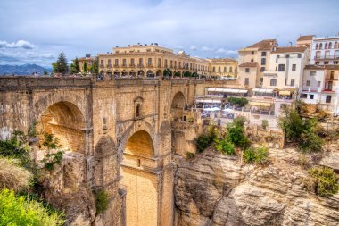 Ronda, İspanya - 2 Eylül 2023: Endülüs 'ün Malaga ilindeki tarihi Ronda köyü İspanya' nın en çok ziyaret edilen köylerinden biridir..