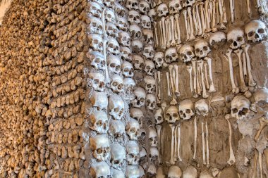 Evora, Portekiz - 5 Eylül 2023: Evora, Portekiz 'deki Capela Dos Ossos veya Kemik Şapeli