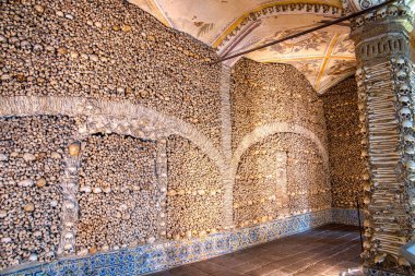 Evora, Portekiz - 5 Eylül 2023: Evora, Portekiz 'deki Capela Dos Ossos veya Kemik Şapeli