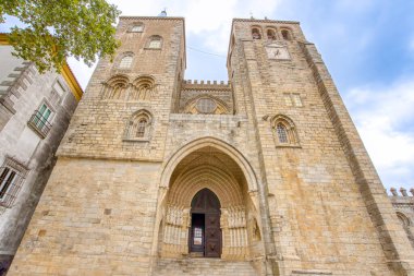 Portekiz, Evora 'daki Ervora Katedrali' nin dış cephesi. Katedral 1988 yılında UNESCO Dünya Mirası olarak ilan edildi..