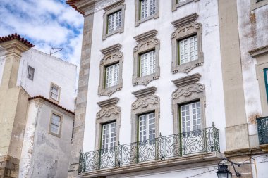 Portekiz 'in Evora kentindeki Proco do Giraldo Meydanı veya Giraldo Meydanı boyunca binanın güzel tarihi mimarisi