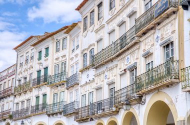 Portekiz 'in Evora kentindeki Proco do Giraldo Meydanı veya Giraldo Meydanı boyunca binanın güzel tarihi mimarisi