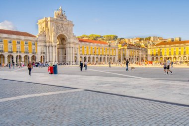 Lizbon, Portekiz - 5 Eylül 2023: Lizbon 'daki tarihi Praco do Comercio veya Ticaret Meydanı, Portekiz' in en popüler ve manzaralı turizm merkezlerinden biridir.