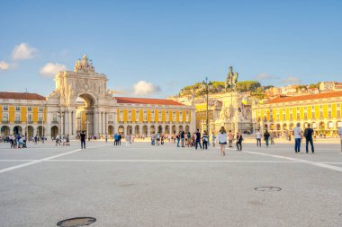 Lizbon, Portekiz - 5 Eylül 2023: Lizbon 'daki tarihi Praco do Comercio veya Ticaret Meydanı, Portekiz' in en popüler ve manzaralı turizm merkezlerinden biridir.