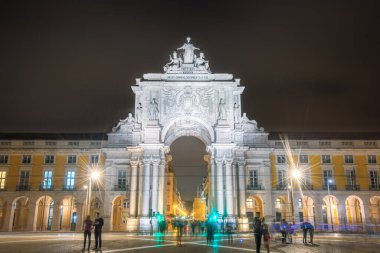 Lizbon, Portekiz - 5 Eylül 2023: Lizbon 'daki tarihi Praco do Comercio veya Ticaret Meydanı, Portekiz' in en popüler ve manzaralı turizm merkezlerinden biridir.