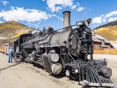 Durango, CO - 7 Ekim 2023 Silverton-Durange buharlı treni Silverton istasyonundan ayrılmaya hazır.