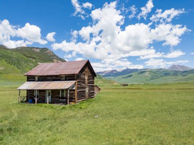 Colorado, Crested Butte yakınlarındaki dağlarda eski bir kır evi.