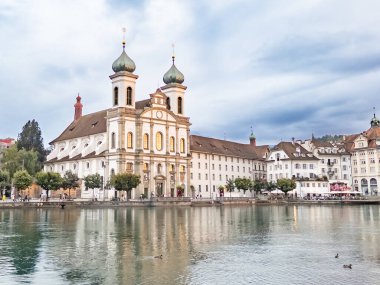 Lucerne, İsviçre - 16 Ağustos 2024: Reuss Nehri boyunca 16. yüzyıla dayanan tarihi Cizvit Kilisesi veya Cizvitninin dışı