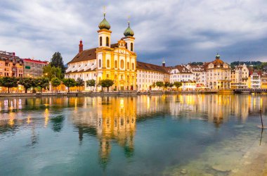 Lucerne, İsviçre - 16 Ağustos 2024: Reuss Nehri boyunca 16. yüzyıla dayanan tarihi Cizvit Kilisesi veya Cizvitninin dışı