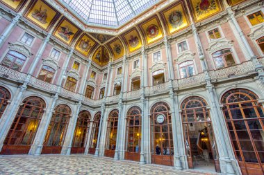 Lizbon, Portekiz - 7 Eylül 2023: Portekiz 'in Porto şehrindeki Palacio da Bolsa Sarayı' nın İçi 19. yüzyılda Porto Ticaret Birliği tarafından inşa edilmiştir.