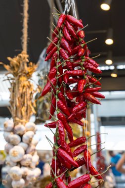 Portekiz 'deki bir çiftçi pazarında asılı baharatlı kırmızı biber paketleri.