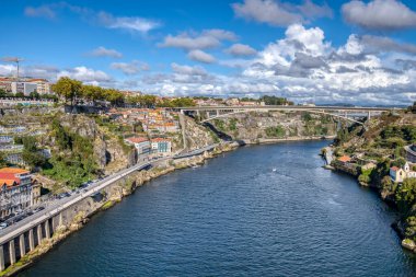 Porto Portekiz 'deki Douro Nehri' ni geçen Infante Dom Henrique köprüsünün görüntüsü