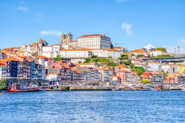 Porto, Portekiz - 9 Eylül 2023: Douro Nehri boyunca Portekiz 'in tarihi Porto şehrinin ufuk çizgisi