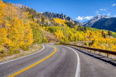 Sonbaharda Colorado 'nun güzel San Juan dağlarında dolambaçlı bir yol