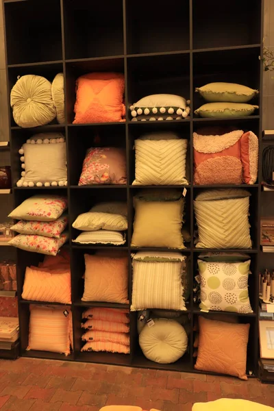 Assen Holanda Agosto 2022 Travesseiros Luxuosos Tons Pastel Uma Loja — Fotografia de Stock