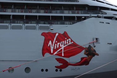 IJmuiden, Hollanda - 22 Nisan 2022: Valiant Lady yolcu gemisi, Virgin Voyages tarafından işletiliyor. Pruvanın ayrıntıları logo ve çizgi filmle birlikte.